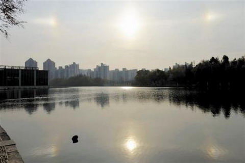 新疆阿勒泰地区布尔津县拍摄的“幻日”景观图